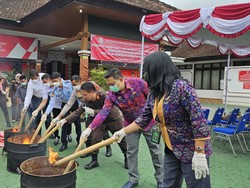 Kejari Klungkung Musnahkan Ratusan Kilogran Beras-Setumpuk Pakaian