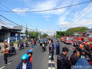 Kebakaran Gudang Picu Macet 4 Km di Telukan Sukoharjo, Contraflow Diberlakukan Kebakaran Gudang Picu Macet 4 Km di Telukan Sukoharjo, Contraflow Diberlakukan