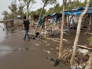 Banjir Rob Luluhlantakan Warung di Pantai Karangsong Indramayu
