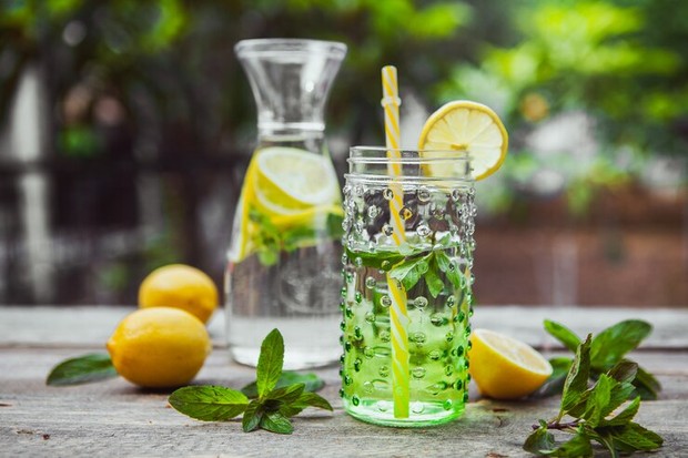Kontrol nafsu makan dengan air lemon/Foto:Freepik.com/8photo Rutin konsumsi air lemon bagus untuk menurunkan berat badan.