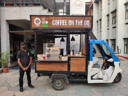 Unik! Bukan di Toko, Wanita Ini Jualan Kopi Pakai Bajaj Listrik