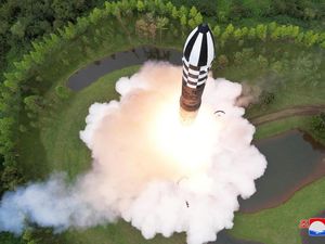 Korea Utara Tembakkan Rudal Antarbenua Hwasong-18