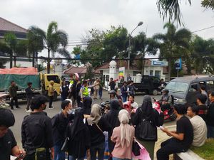 Massa Demo di PN Pandeglang Tuntut Alwi Terdakwa Revenge Porn Dihukum Berat