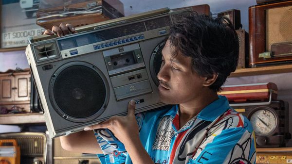 Raup Cuan dari Bisnis Reparasi Radio-radio Antik