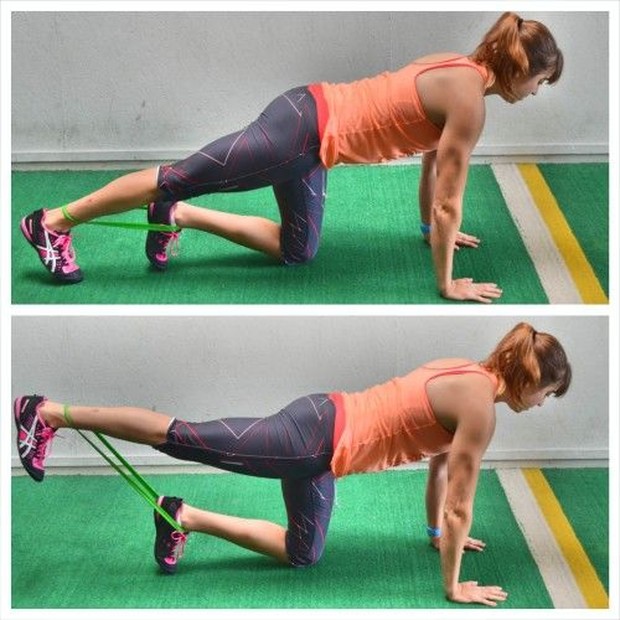 Mini band kickback/ Foto: Pinterest.com/ Redefining Strength Mini band kickback