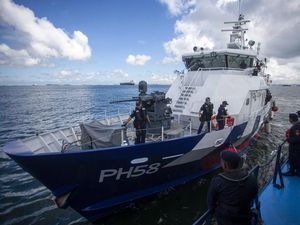 Momen Pertemuan Kapal Patroli Indonesia-Singapura di Garis Perbatasan