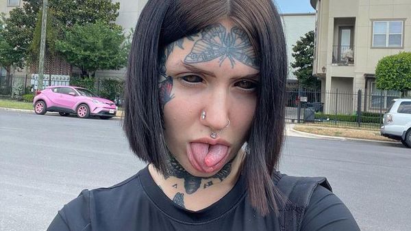 9 Foto Wanita Viral Belah Lidah Sendiri Jadi 2, Penampakannya Kontroversial