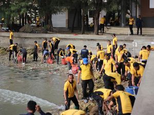 Warga dan Polisi Bersih-bersih Sampah di Pantai Tuban