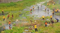 Peduli Lingkungan, Polri Kudus dan Warga Bersih-bersih Sungai Gelis