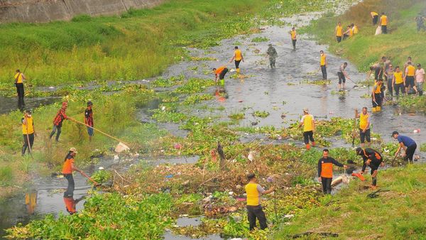 Peduli Lingkungan, Polri Kudus dan Warga Bersih-bersih Sungai Gelis