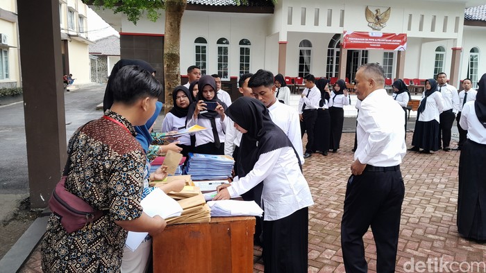 Pelantikan dan penyerahan sertifikat PPPK Guru di Pangandaran Pelantikan dan penyerahan sertifikat PPPK Guru di Pangandaran