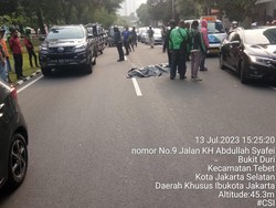 Pemotor Wanita Tewas Terlindas Truk Trailer di Tebet Jaksel