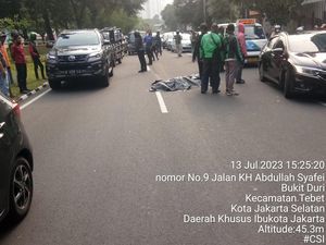 Pemotor Wanita Tewas Terlindas Truk Trailer di Tebet Jaksel Pemotor Wanita Tewas Terlindas Truk Trailer di Tebet Jaksel