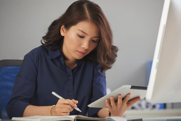 Perempuan yang sedang bekerja
