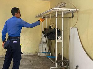 Hii...!Ular Cobra 1 Meter Nangkring di Rak Baju Warga Indramayu