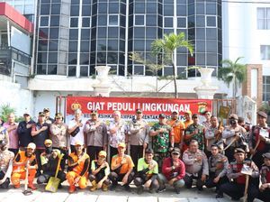 Kompaknya Polisi dan TNI Bersihkan Kali Ciliwung Jakarta Pusat Kompaknya Polisi dan TNI Bersihkan Kali Ciliwung Jakarta Pusat