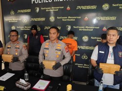 Polres Jakbar Tangkap 2 Kurir Pembawa 92 Kg Ganja di Rest Area Tol Merak