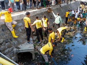 Polisi dan Komunitas Santri Jogo Kali Bersihkan Sungai Kumuh di Jombang