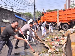 Gandeng Influencer, Polres Jakbar Kerja Bakti Bersih-bersih Pasar Pesing