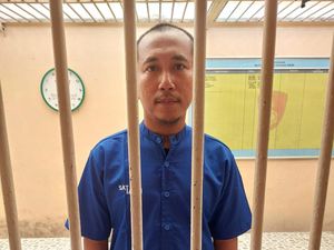 Nasib Martin Diberhentikan dari Plt Kepsek-Gaji Disetop Buntut Kasus Sodomi Nasib Martin Diberhentikan dari Plt Kepsek-Gaji Disetop Buntut Kasus Sodomi