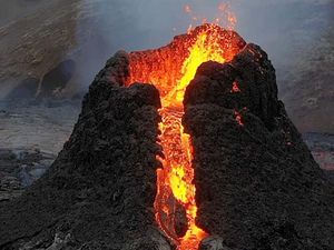 Potret Aliran Lava Panas Gunung Api di Islandia