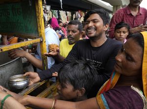 Potret Warga Korban Banjir India Antre Makanan Gratis