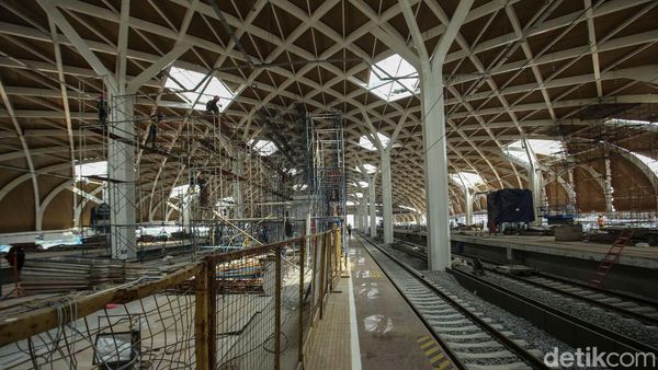 Potret Pembangunan Stasiun Kereta Cepat Halim yang Hampir Rampung
