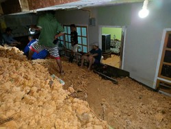 Longsor Terjang 4 Rumah di Kendari, Warga Tunggu Alat Berat Evakuasi Material