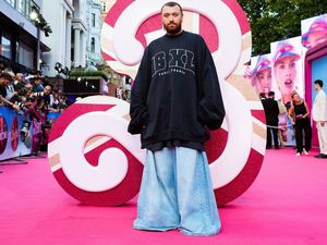 Penampilan Sam Smith Dikritik, Pakai Baju Ukuran Jumbo di Premier Barbie