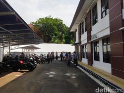 PN Pandeglang Dijaga Ketat Jelang Sidang Vonis Alwi Terdakwa Revenge Porn