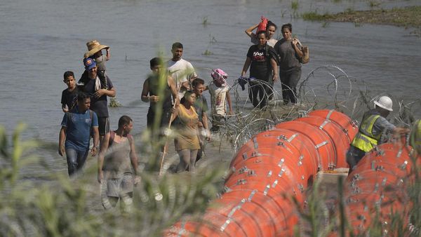 Texas Pasang Penghalang Apung di Sungai untuk Cegah Migran Menyeberang