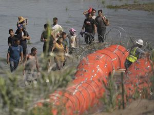 Texas Pasang Penghalang Apung di Sungai untuk Cegah Migran Menyeberang Texas Pasang Penghalang Apung di Sungai untuk Cegah Migran Menyeberang