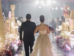 Di Balik Pernikahan Tina Toon yang Terkesan Ditutup-tutupi