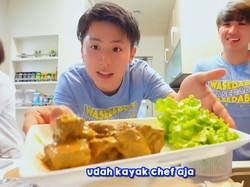 YouTuber Jepang Ini Masak Rendang, Bagaimana Rasanya?