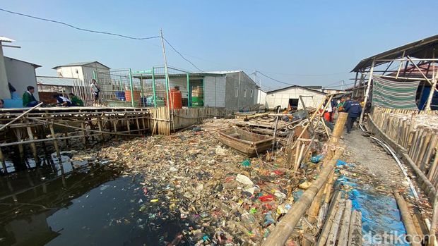 Tumpukan sampah di hutan mangrove Muara Angke, Penjaringan, Jakarta Utara, Kamis (13/7/2023).