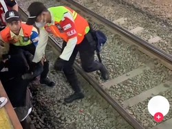 Detik-detik Penumpang KRL Selamat Usai Jatuh ke Celah Peron St Sudirman