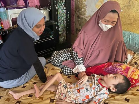 Di tengah keterbatasan ekonomi, Siti Aisah dan suami terus berjuang untuk kesembuhan anak mereka yang menderita cerebral palsy, Azka. Yuk, kita bantu mereka!