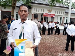 Ikhlasnya Yusuf Amalkan Ilmu, Nyambi Jadi Kuli Sebelum Jadi PPPK