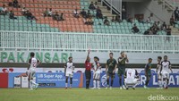 Memasuki babak kedua, PSM harus bermain dengan 10 orang setelah Dzaky Asraf diusir wasit. Pemain asal Polman itu diganjar kartu kuning kedua pada menit ke-66 setelah sebelumnya juga mendapat kartu kuning di menit ke-60.