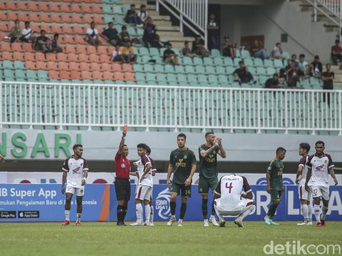 PSM Makassar membungkam perlawanan Persikabo 1973 dengan 10 pemain. Kemenangan PSM diraih berkat gol tunggal dari sang kapten, Wiljan Pluim.