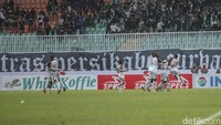 Wiljan Pluim membuka skor pada menit ke-75 untuk PSM. Gol tersebut sangat luar biasa, karena dicetak saat PSM hanya bermain dengan 10 pemain.