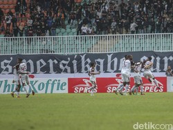 Wiljan Pluim membuka skor pada menit ke-75 untuk PSM. Gol tersebut sangat luar biasa, karena dicetak saat PSM hanya bermain dengan 10 pemain.