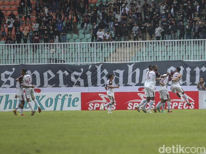 PSM Makassar membungkam perlawanan Persikabo 1973 dengan 10 pemain. Kemenangan PSM diraih berkat gol tunggal dari sang kapten, Wiljan Pluim.