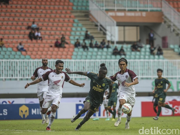 PSM Makassar membungkam perlawanan Persikabo 1973 dengan 10 pemain. Kemenangan PSM diraih berkat gol tunggal dari sang kapten, Wiljan Pluim.