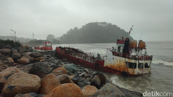 2 kapal pengangkut BBMterdampar akibat terbawa arus Sungai Batang Harau, Kota Padang. (M Afdal/detikSumut)