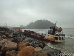 Terseret Ombak, 2 Kapal BBM Tujuan Mentawai Terdampar di Pantai Padang