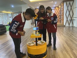 Keren! 3 Mahasiswa Ubaya Ciptakan Robot Pengantar Obat-Makanan untuk Lansia