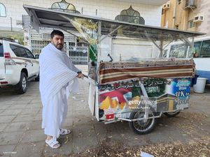 Serba-serbi Tamu Allah Berangkat Haji, Ada yang Jalan Kaki-Dorong Gerobak