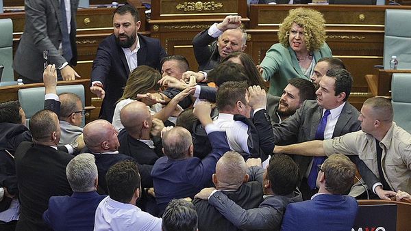 Adu Jotos Warnai Pembacaan Pidato PM Kosovo di Rapat Parlemen