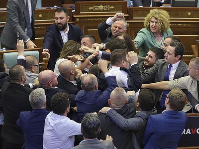 Adu Jotos Warnai Pembacaan Pidato PM Kosovo di Rapat Parlemen